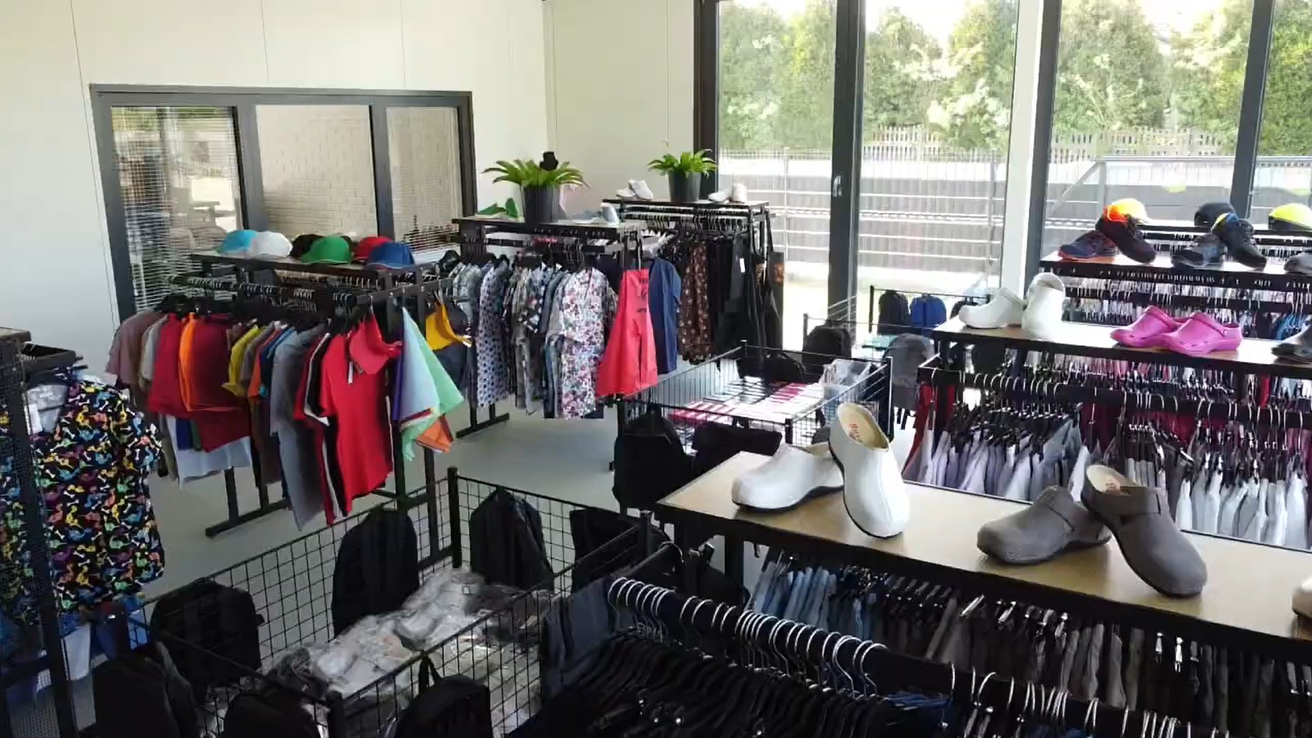 Showroom ModernBHP — kolekcje odzieży medycznej